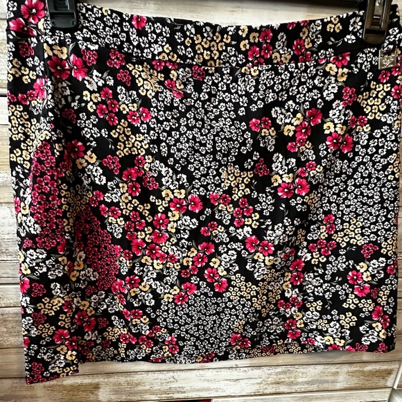 Rafaella Pants - 🌸 Rafaella Floral Skorts Size L Black Stretch Pull-On Skirt